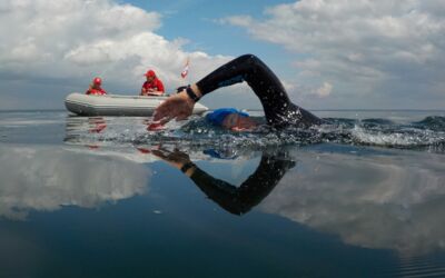 Müritzquerung Rettungsschwimmer schwimmen durch die Müritz