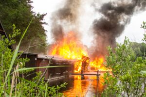 Großbrand in Eldenburg: Bootschuppen in Flammen