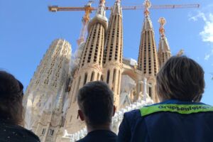 Kinder unter Blaulicht in Barcelona