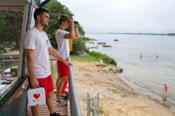 Rettungsschwimmer Karl Schünzel und Lennart Knust