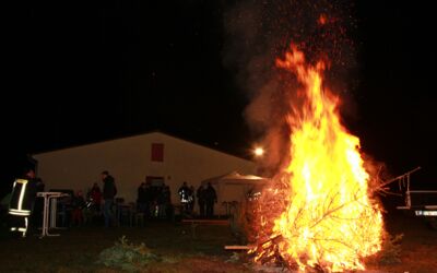 Weihnachtbaumverbrennen in Plasten