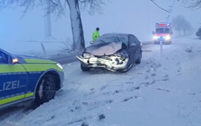 Verkehrsunfall auf schneeglatter Straße bei Werder