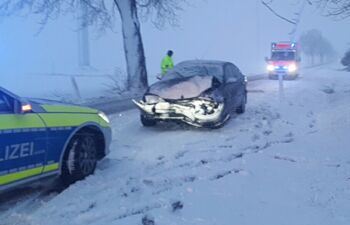 Verkehrsunfall auf schneeglatter Straße bei Werder