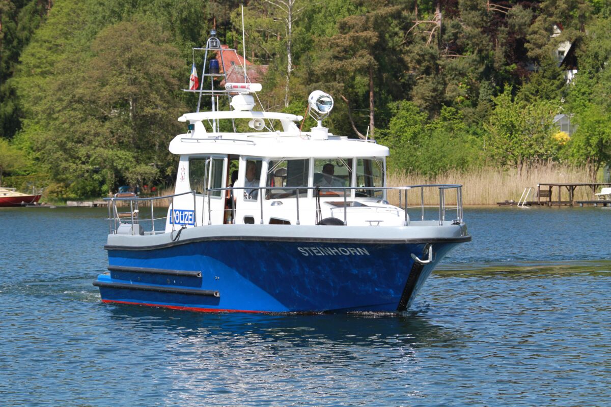 Müritzer Fahrgastschiff läuft auf Untiefe auf