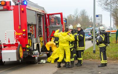 Mann verteilt Fäkalien