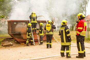 Container steht auf Baustelle in Flammen