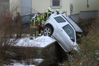 Pkw landet im Bach