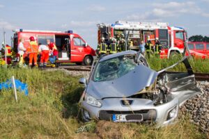 Zug der Hanseatischen Eisenbahn erfasst Pkw