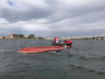 Kuttersegler kentert auf der Müritz