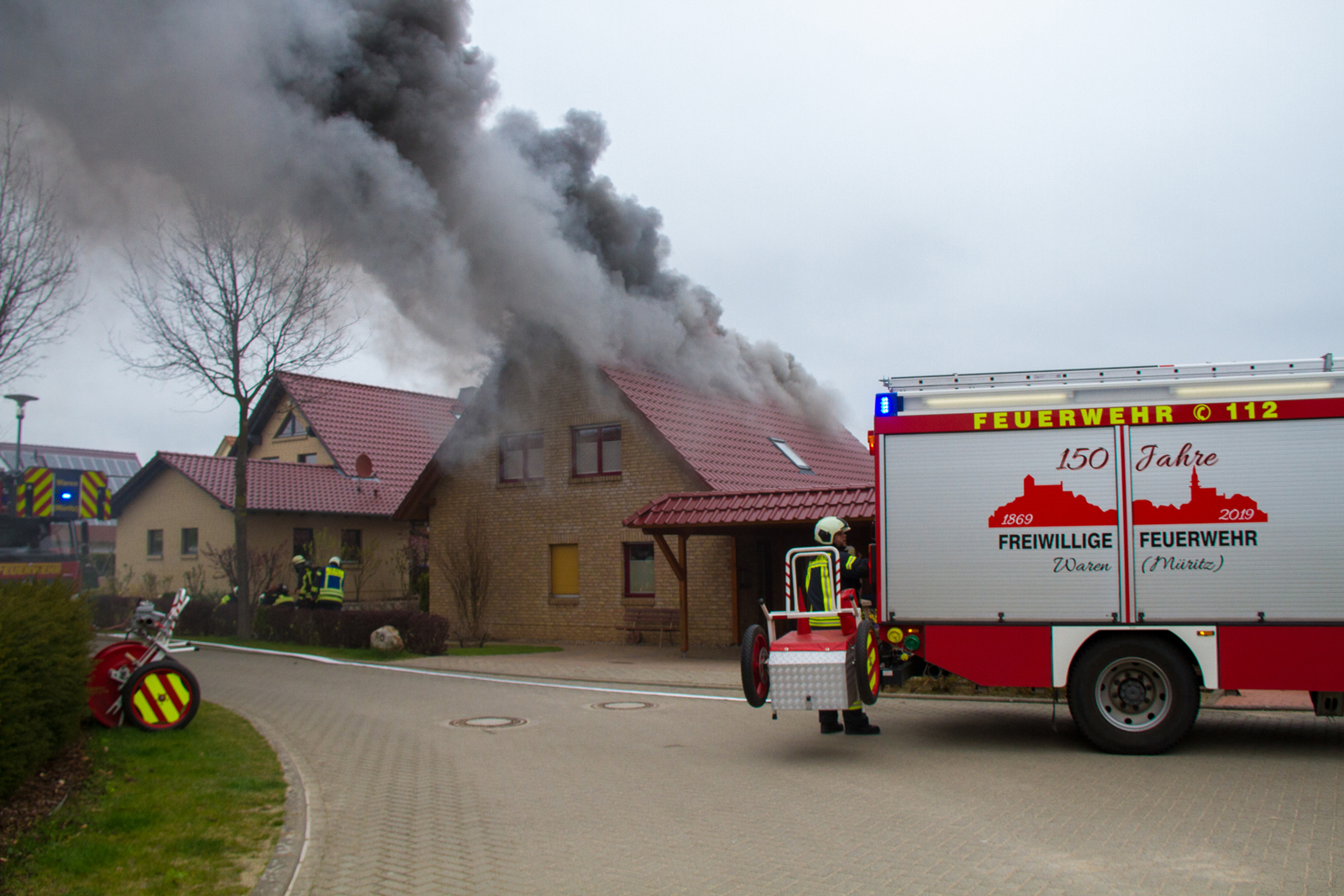 Wohnhaus brennt Am Sander