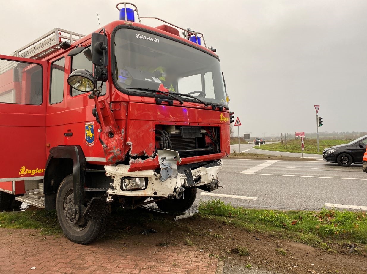 Löschfahrzeug bei Einsatz in Schwerin verunfallt