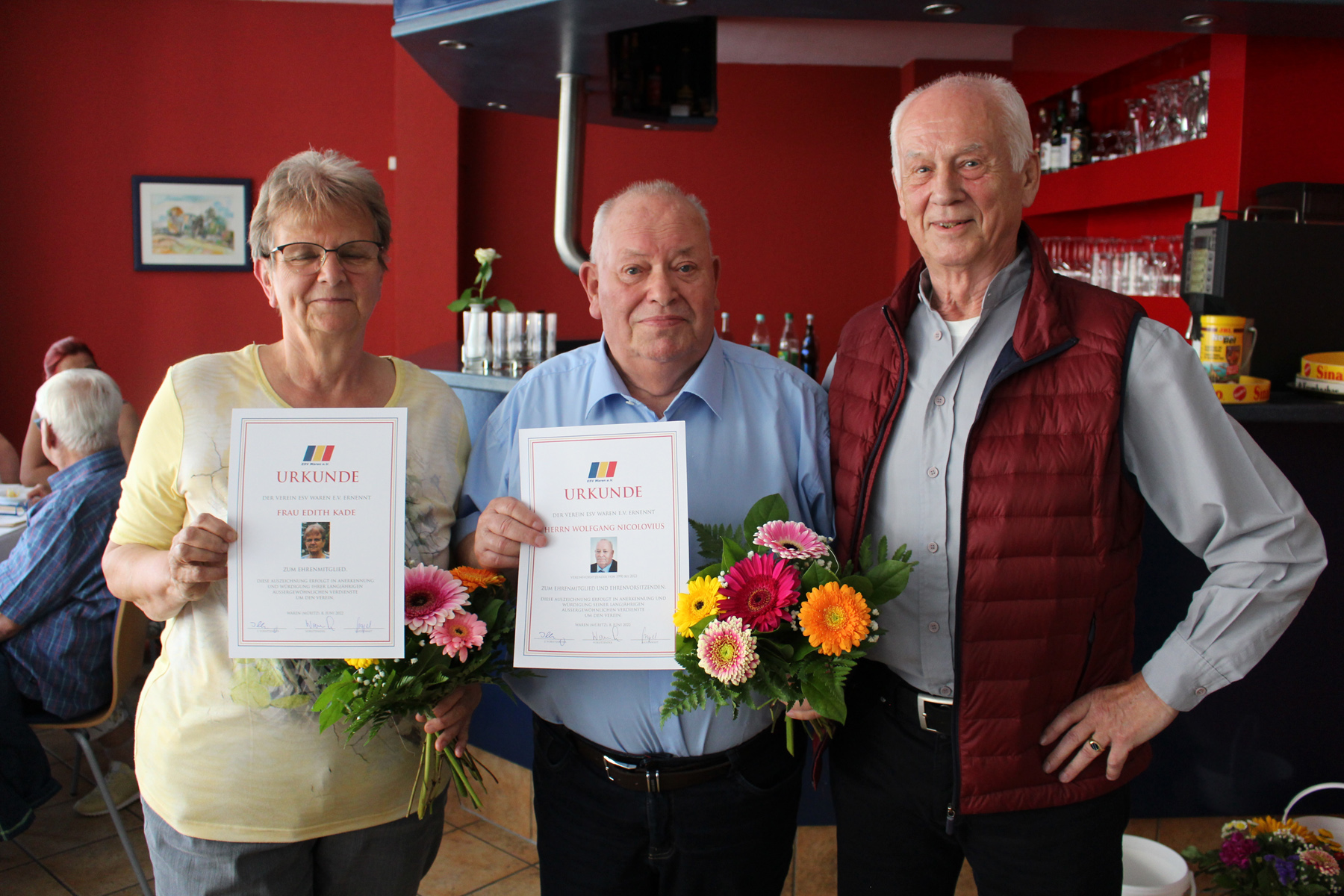 Ehrenmitglied Edith Kade, Ehrenvorsitzender und Ehrenmitglied Wolfgang Nicolovius und Versammlungsleiter Gerd Staats